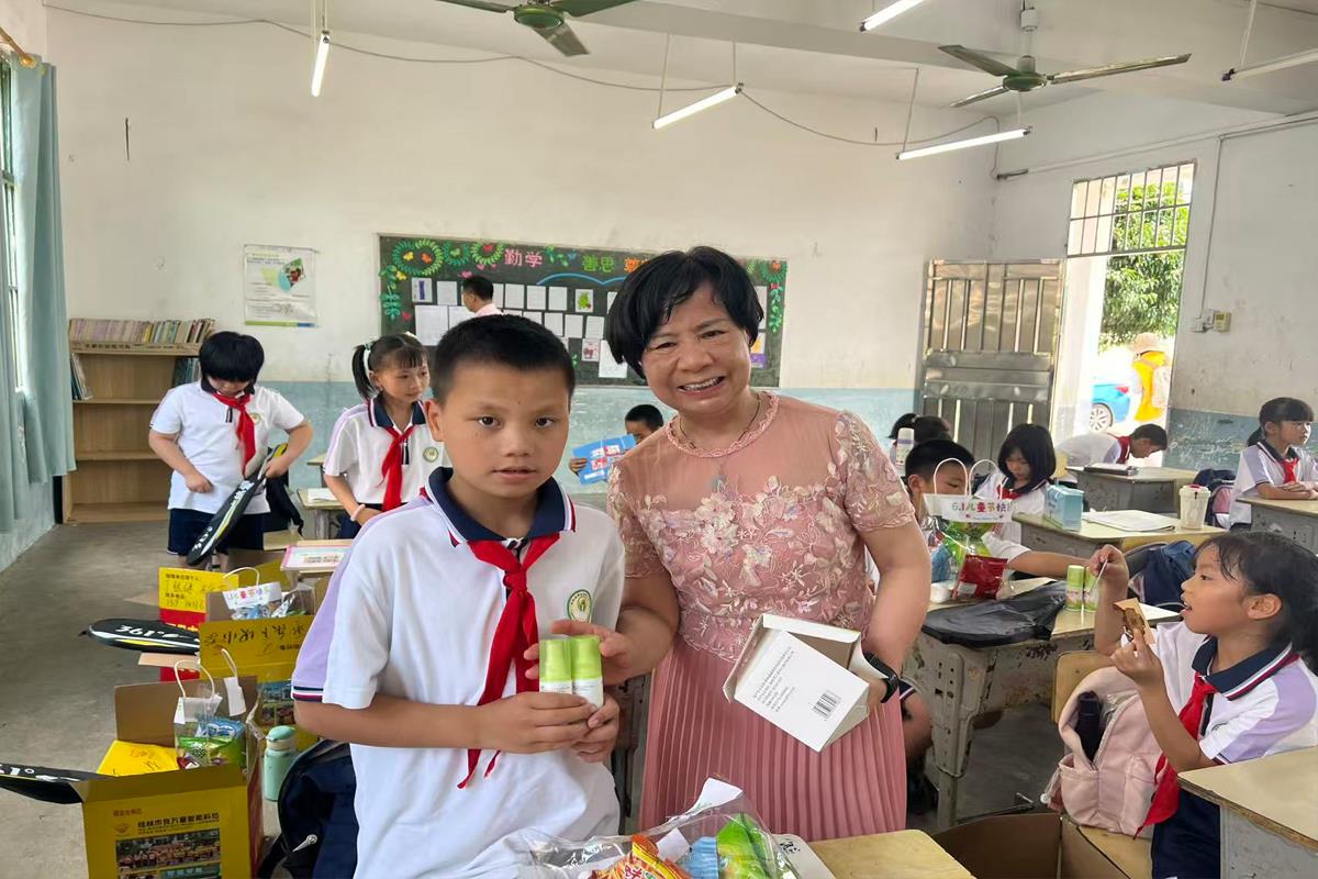 六一至|温情助学暖童心！两级政协联合好善会、漓峰公司&正如口腔情暖乡村学子！